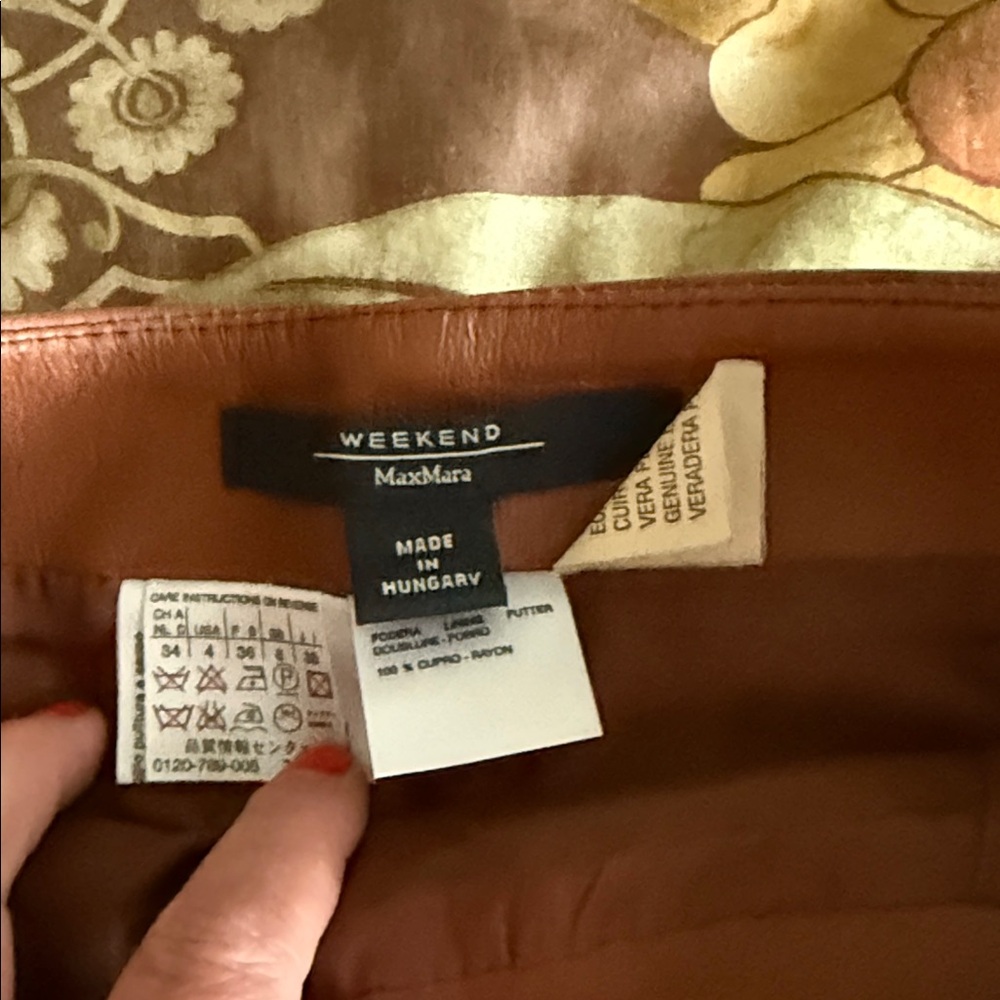 MaxMara Weekend caramel brown Leather skirt has tear in it on seam size 4